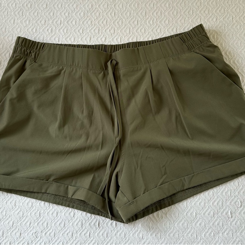 Zyia Women's Olive Green Pleated Lightweight Cuffed Shorts